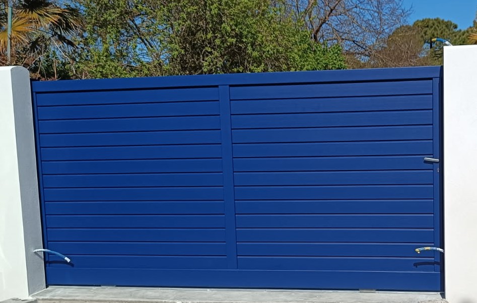 Portail en aluminium battant bleu saphir