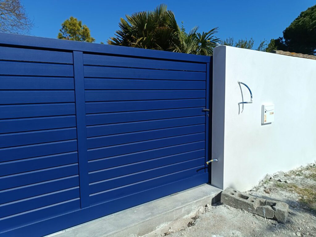 Portail en aluminium battant bleu saphir