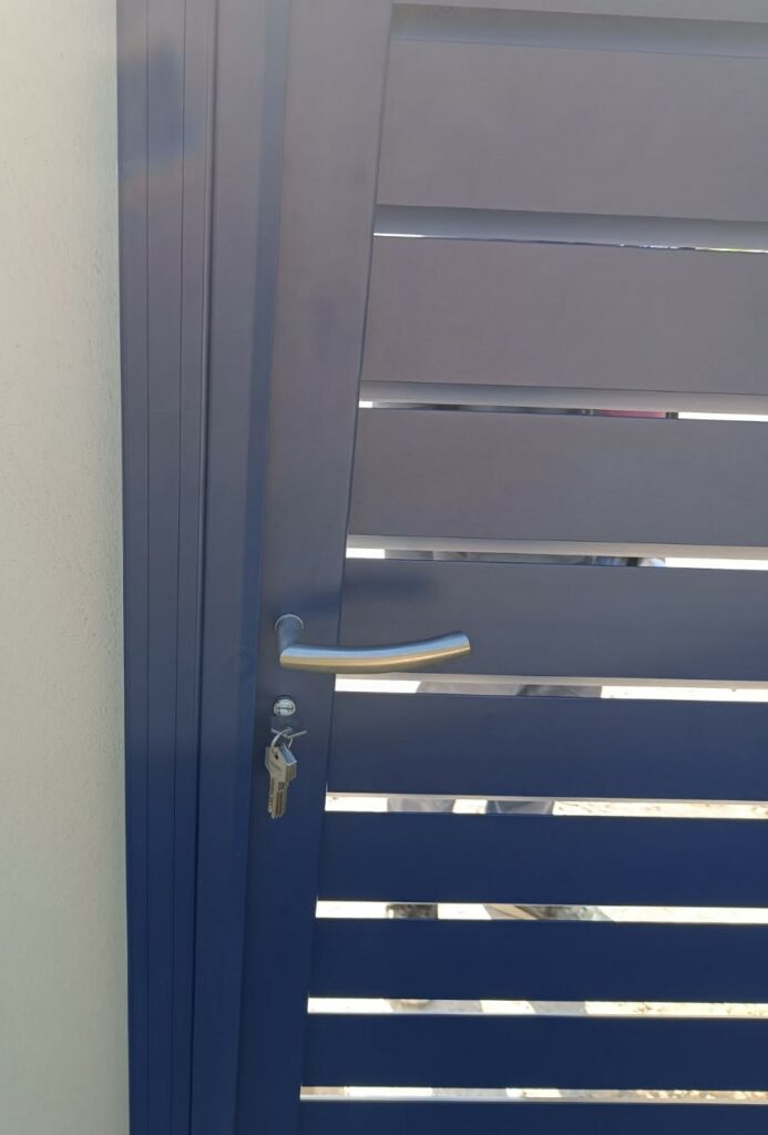 Portail en aluminium battant bleu saphir