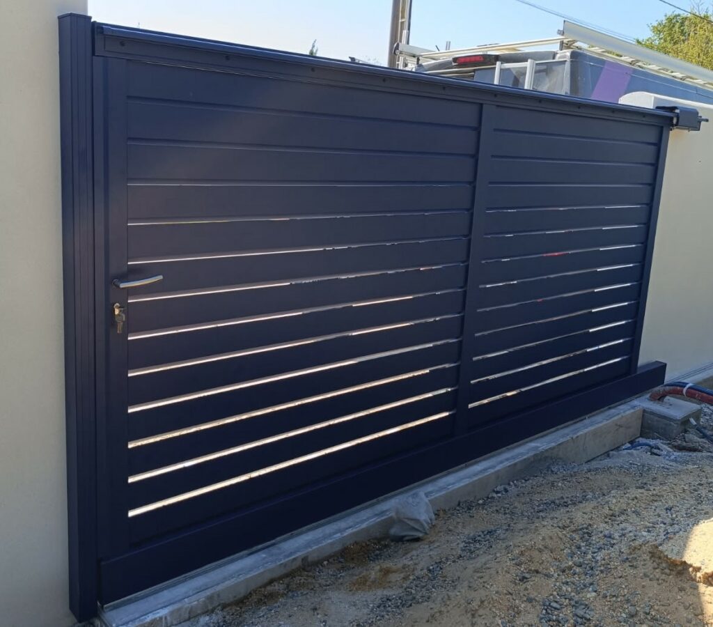 Portail en aluminium battant bleu saphir